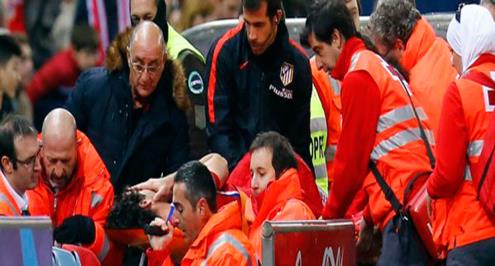 لاعب أتليتكو مدريد يتعرض لإصابة قوية بعد ركله للمنافس